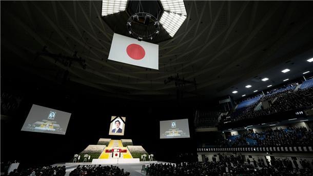 Gäste des Staatsbegräbnisses für Shinzo Abe sitzen in der Kampfsporthalle Nippon Budokan in Tokio.
