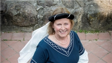 Gästeführerin Birgit Brunkhorst nimmt die Besucher:innen mit auf eine Zeitreise ins Jahr 1585.