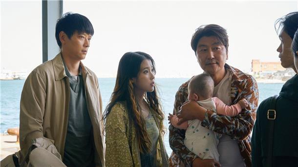 Gang Dong-won (v.l.n.r.) als Dong-soo, Bae Doona als Su-jin und Song Kang-ho als Ha Sang-hyun in einer Szene des Films „Broker - Familie gesucht“.