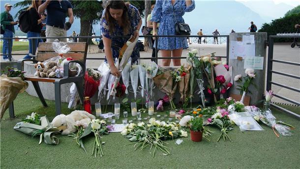 Ganz Frankreich ist geschockt - in Annecy selbst äußern Menschen ihr Mitgefühl durch Blumen am Tatort.