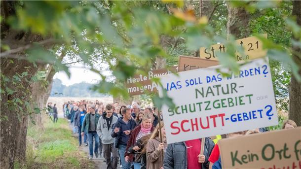 Ganz Hagen ist gegen die Deponie: 450 Demonstranten protestierten im September gegen das geplante Bauschutt-Lager in Driftsethe. Foto: Hartmann