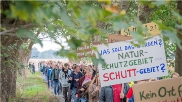 Ganz Hagen ist gegen die Deponie: 450 Demonstranten protestierten im September gegen das geplante Bauschutt-Lager in Driftsethe. Foto: Hartmann