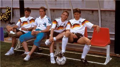 Ganz links sitzt Günter Hermann, rechts davon Ersatztorwart Andreas Köpke, Thomas Häßler, Andreas Möller bei der WM 1990 in Italien.