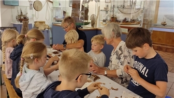 Ganz schön kniffelig: Im Wattenfischereimuseum in Wremen können Kinder in den Schulferien Krabbenpulen lernen.