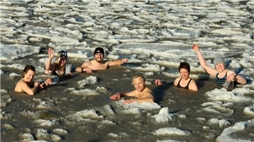 Ganz so kalt wie bei diesem Eisbaden in der Cuxhavener Grimmershörnbucht soll es zu Neujahr wohl nicht werden. Doch frisch wird es beim Anbaden wohl sein.