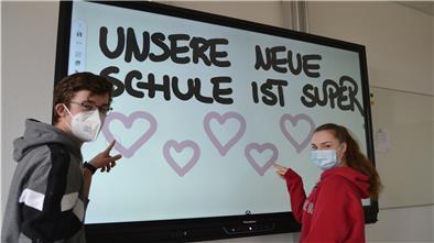 Ganz viele Herzen für die neue Schule: Die Zehntklässler Nils-Ole Ortwald und Henrike Schmidt sind angetan von der nagelneuen Schule.