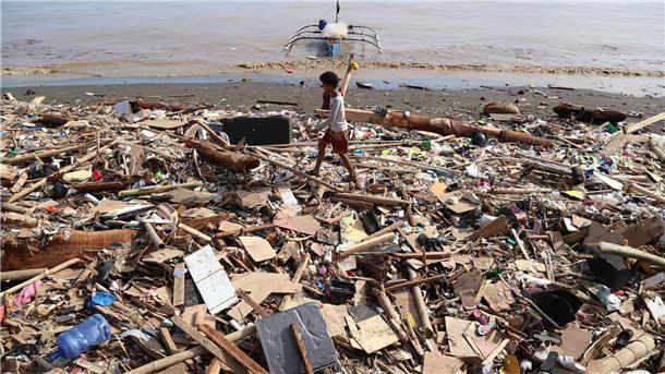 Ganze Dörfer lagen in Trümmern.