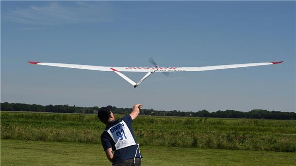 Startendes Modellflugzeug 