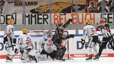 Garrett Festerling (Mitte) jubelt. Er hatte sich gegen die gesamte Pinguins-Defensive durchgesetzt und schoss das entscheidende Tor. Und das in Unterzahl. 