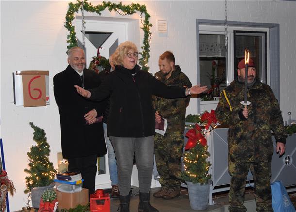 Gastgeberin Marianne Witthohn heißt die Besucher mit ihren "Nachbarn" aus der Kaserne Seedorf vor dem Haus der Familie willkommen.