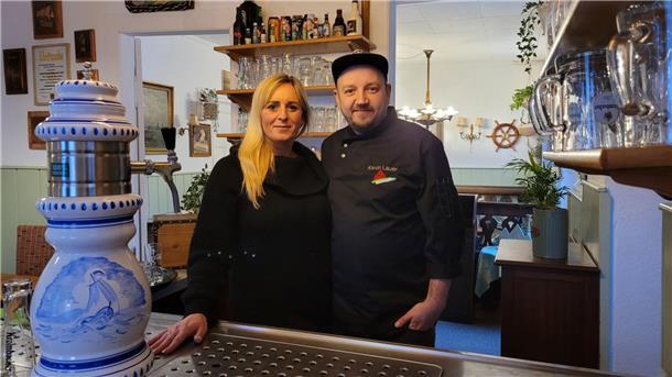 Ehepaar Lauer in Ihrem Gasthof "Zur gemütlichen Ecke"