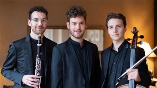 Bremervörder Kultur- und Heimatkreis (KuH) lädt zum hochkarätigen Kammerkonzert Gastieren auf Einladung des KuH heute Abend im Bremervörder Ratssaal: Adam Ambarzumjan, Jonas Haffner, Constantin Heise vom Trio Risonante.