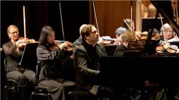Musiker musizieren gemeinsam in einem Orchester.
