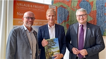 Gastredner Harald Ottmar (Mitte) mit dem TouROW-Vorsitzenden Marco Prietz (rechts) und Geschäftsführer Udo Fischer auf der Mitgliederversammlung.