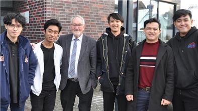 Grünkohl statt Nasi Goreng: Abbehauser Gastronom beschäftigt Azubis aus Indonesien Gruppenbild mit sechs Männern