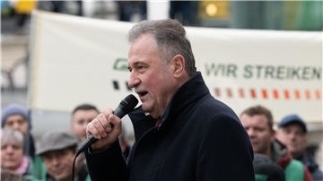 GDL-Chef Claus Weselsky bei einer Kundgebung vor dem Hauptbahnhof in Dresden.