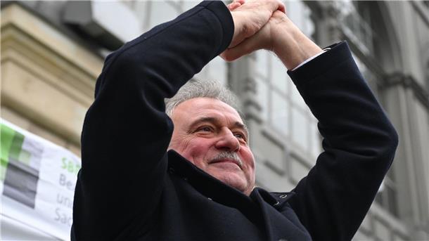GDL-Chef Claus Weselsky nach seiner Rede vor dem Dresdner Hauptbahnhof.