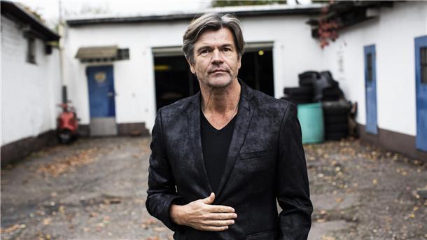 Mann mit schwarzem Jackett