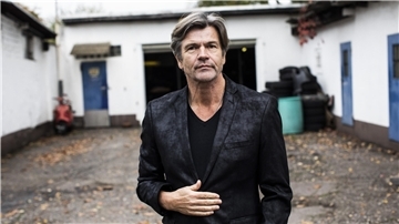 Mann mit schwarzem Jackett