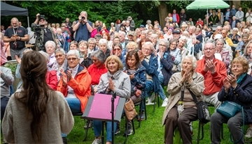Geburtstagsfest für Thieles Garten: zum 100-jährigen Bestehen des verwunschenen und denkmalgeschützten Bremerhavener Idylls am Mecklenburger Weg 100 hat der Förderverein ein großes Gartenfest organisiert - dank Geld aus dem Landesprogramm „Lebendige Quartiere“. Zum Auftakt reißt die blutjunge Georgia Balke mit ihrer Soul-Röhre die ersten rund 200 Festgäste mit.