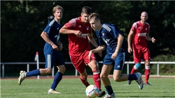 Geburtstagskind Aaron Vogel (am Ball) erzielte beim 6:3-Sieg gegen Scheeßel zwei Treffer.