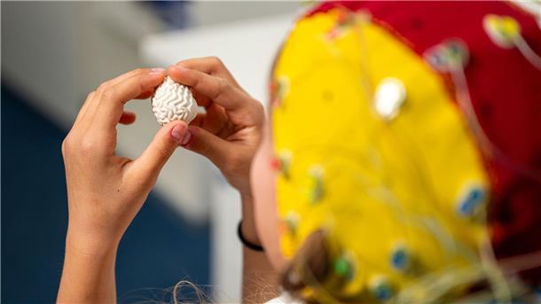 Das EEG entschlüsselt seit 100 Jahren unser Gehirn Gedankenlesen mit einem EEG ist laut Experten bislang nur begrenzt möglich.