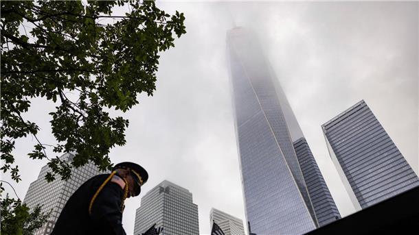 22 Jahre später: USA gedenken Terror vom 11. September Gedenken am One World Trade Center in New York. Fast 3000 Menschen kamen durch die verheerenden Attacken vor 22 Jahren ums Leben.