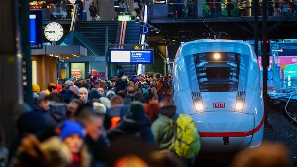 Geduld ist gefragt: Reisende am Hamburger Hauptbahnhof.