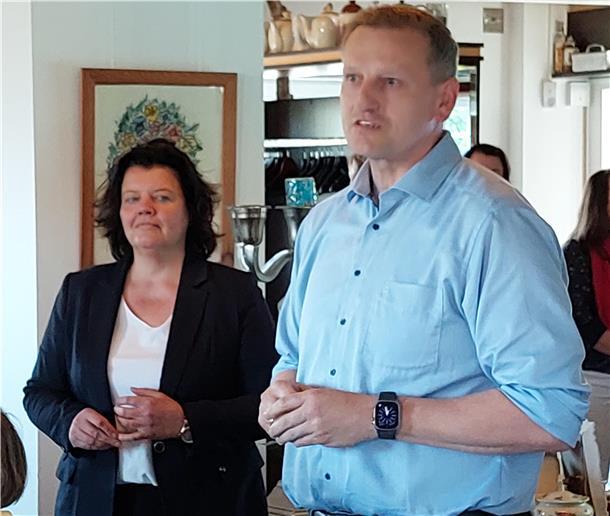 Geestlands Bürgermeisterin Gabi Kasten und der Landtagsabgeordnete Claus Seebeck stellten die Wichtigkeit dieses Projektes heraus und forderten die Anwesenden zur konstruktiven Mitarbeit auf.