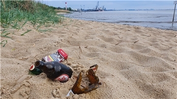 Gefährlich und verboten am Vatertag: Glasflaschen am Strand