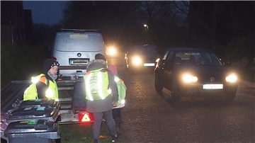 Gefährlicher Schulweg zwischen Mülltonnen, parkenden Fahrzeugen und dem ständig rollenden Verkehr in Neuenwalde.
