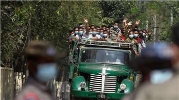 Gefangene auf einem Transporter vor dem Insein-Gefängnis in Yangon nach ihrer Freilassung (Archivbild).