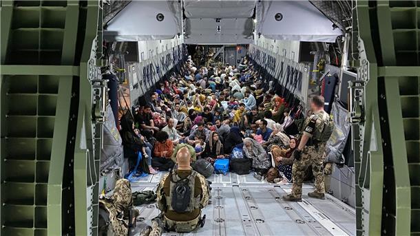 Geflüchtete aus Afghanistan sitzen in einem Airbus A400M der Bundeswehr.