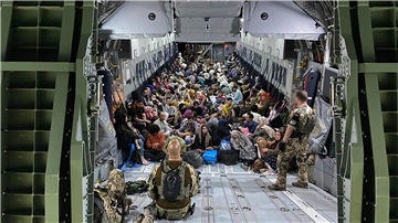 Geflüchtete aus Afghanistan sitzen in einem Airbus A400M der Bundeswehr.