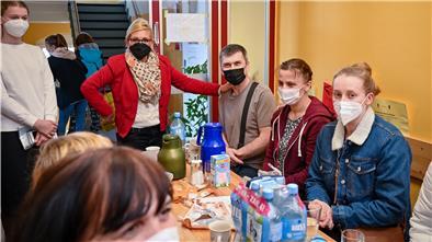 Geflüchtete aus der Ukraine bei der Bremerhavener Tafel mit Gaby Treschok. Foto Scheschonka