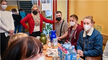 Geflüchtete aus der Ukraine bei der Bremerhavener Tafel mit Gaby Treschok. Foto Scheschonka