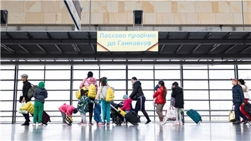 Geflüchtete aus der Ukraine laufen nach ihrer Ankunft durch die Eingangshalle des Messebahnhofs Laatzen (Archivbild).