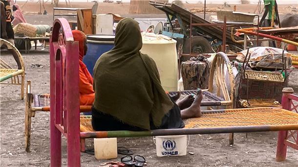 Nach Eroberung sudanesischer Großstadt fliehen Zehntausende Geflüchtete Frauen aus dem  dem Sudan mit ihrer Habe. Der Machtkampf im Sudan, der seit Mitte April 2023 andauert, hat die nach UN-Angaben weltweit größte Flüchtlingskrise mit mehr als zwölf Millionen Geflüchteten ausgelöst.