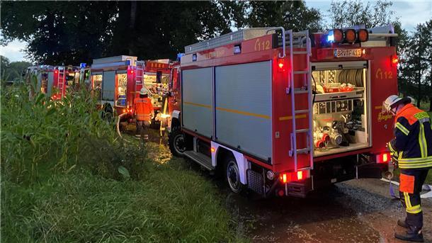 Gegen 19.30 Uhr rückten die Ortsfeuerwehren Hesedorf und Bremervörde zu einem Hesedorfer Wohnhaus aus. In der Straße „Am Kamp“ war der Blitz in ein Haus eingeschlagen.