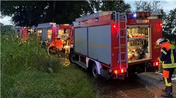 Gegen 19.30 Uhr rückten die Ortsfeuerwehren Hesedorf und Bremervörde zu einem Hesedorfer Wohnhaus aus. In der Straße „Am Kamp“ war der Blitz in ein Haus eingeschlagen.