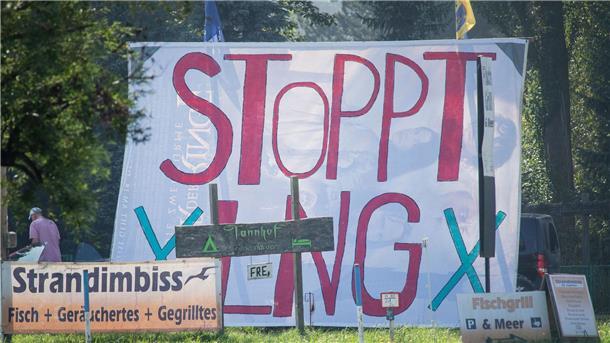 Habeck: LNG-Terminal Mukran beste der schwierigen Optionen Gegen das geplante Rügener Flüssigerdgas (LNG)-Terminal regt sich Kritik der Inselbewohner.