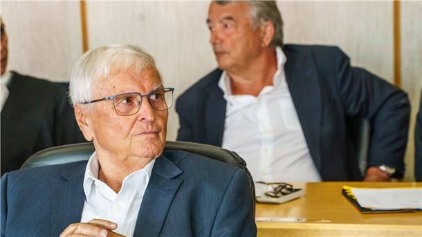 Gegen den ehemaligen DFB-Präsidenten Theo Zwanziger (vorn) wird am Landgericht Frankfurt weiter verhandelt. 