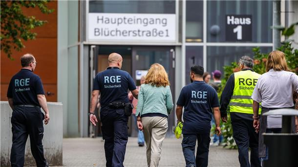 Reul: Messerangriff könnte islamistischen Hintergrund haben Gegen den festgenommenen 17-Jährigen gibt es nach dem Angriff in einem Berufskolleg noch weitere Verdachtspunkte. (Archivbild)