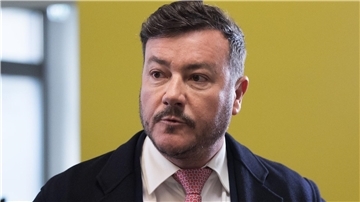 Gegen den insolventen Signa-Gründer René Benko laufen verschiedene Ermittlungen. In Italien hat die Staatsanwaltschaft jetzt auch Haftbefehl erlassen.