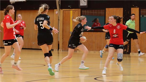 Gegen die dynamischen Angriffe des VfL Sittensen - hier mit Jana Pauline Lehr (am Ball) und Franziska Lachmann - hatten die Spielerinnen des MTV Wisch in der zweiten Halbzeit kaum noch Abwehrmöglichkeiten.
