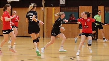 Gegen die dynamischen Angriffe des VfL Sittensen - hier mit Jana Pauline Lehr (am Ball) und Franziska Lachmann - hatten die Spielerinnen des MTV Wisch in der zweiten Halbzeit kaum noch Abwehrmöglichkeiten.
