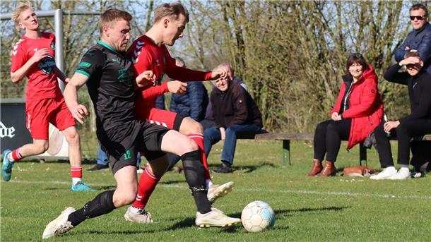 Gegen die energische Abwehr der Karlshöfener - hier grätscht Hanns-Christoph Nehring den Ball weg - konnten sich die Platzherren in Hamersen nur selten in Szene setzen.