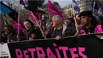 Gegen die geplante Rentenreform von Präsident Macron regt sich weiter erbitterter Widerstand. Abermals gingen Zehntausende Menschen auf die Straße.