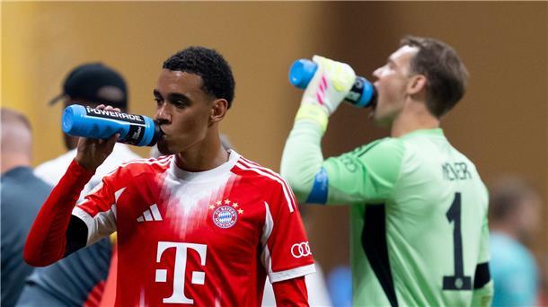 WM-Debatte um Anstoßzeiten: DFB-Fans droht Nachtschicht Gegen die Hitze: Gibt es bei der Fußball-WM mehr Trinkpausen? (Archivbild)
