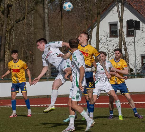 Trotz Chancen: Heeslinger SC verliert in Delmenhorst Gegen die kompakte Atlas-Awehr hatte die HSC-Offensive einen denkbar schweren Stand. In dieser Szene wird Tim Marschollek abgeblockt.